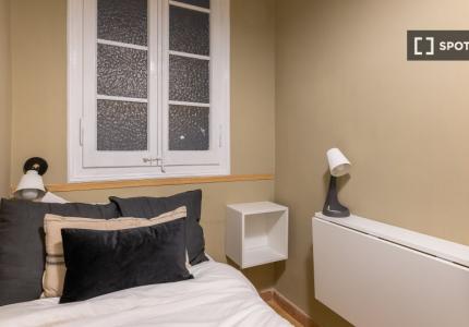 Se alquila habitación en piso de 6 habitaciones en Barcelona
