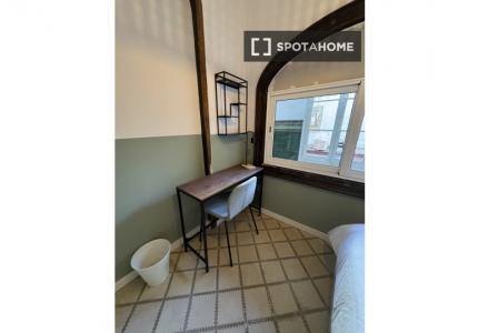 Se alquila habitación en piso de 8 habitaciones en Barcelona