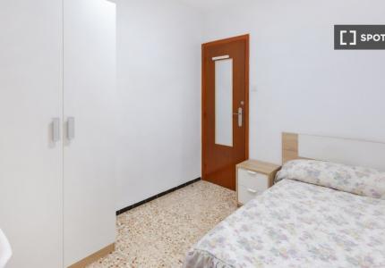 Se alquila habitación en piso compartido de 5 habitaciones en Elche