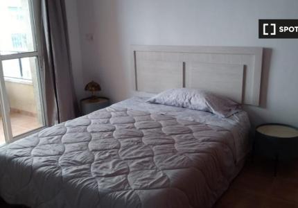 Se alquila habitación en piso de 3 habitaciones en El Zapillo, Almería