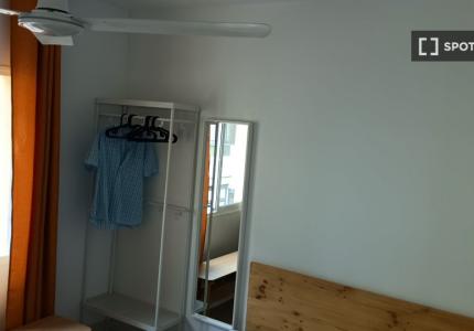 Se alquila habitación en apartamento de 5 dormitorios