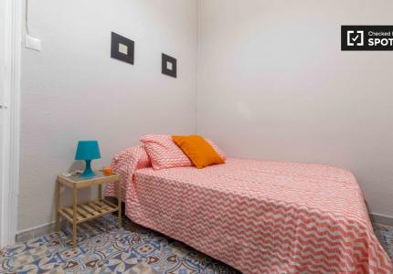 Amplia habitación en un apartamento de 6 dormitorios en Eixample, Valencia