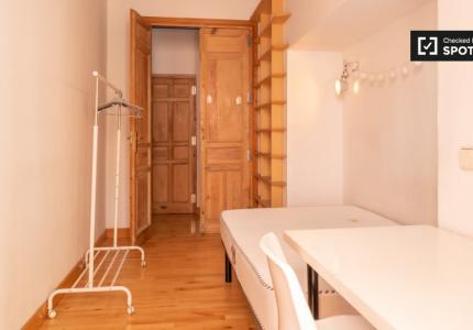 Se alquila habitación en apartamento de 7 dormitorios en Malasaña, Madrid