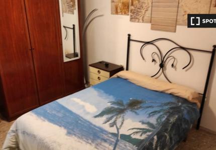 Se alquila habitación en piso de 3 habitaciones en Alicante