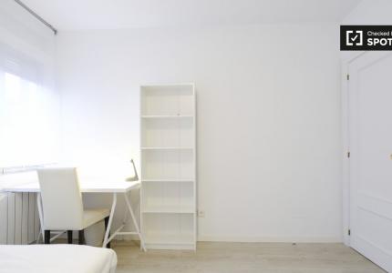 Se alquila habitación en piso de 6 habitaciones en Carabanchel, Madrid