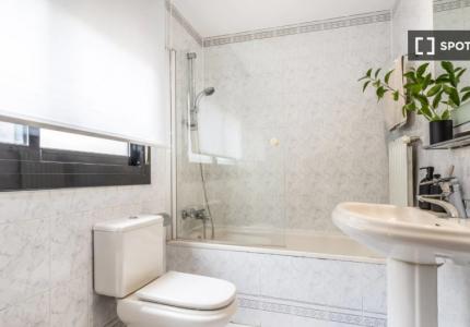 Apartamento de 3 dormitorios en alquiler en Almagro, Madrid.