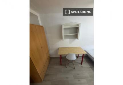 Se alquila habitación en piso de 3 dormitorios