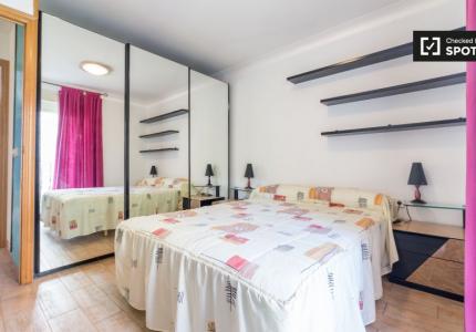 Habitación enorme en un apartamento de 4 dormitorios en L'Olivereta, Valencia