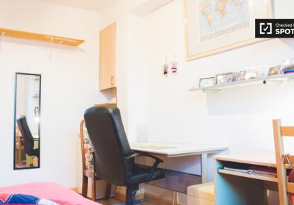 Habitación maravillosa en un apartamento de 4 dormitorios en Carabanchel, Madrid
