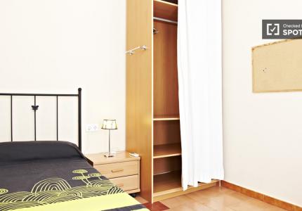 Habitación en piso compartido en alquiler en La Bordeta, Barcelona.