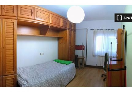 Se alquila habitación en piso de 3 habitaciones en Oviedo