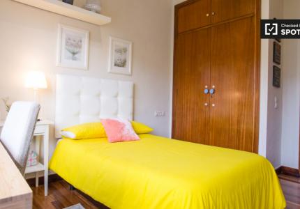 Cómoda habitación en un apartamento de 3 dormitorios en Abando, Bilbao