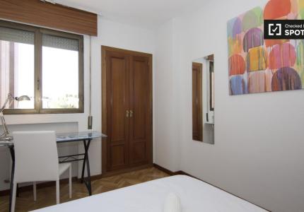 Habitación en piso de 5 habitaciones en alquiler en Peñagrande, Madrid
