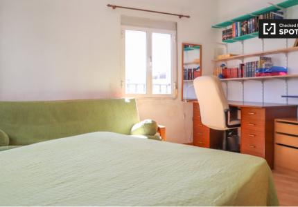 Habitación acogedora en apartamento de 3 dormitorios en Tetuán, Madrid.
