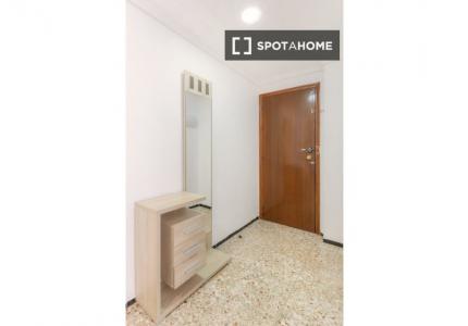 Se alquila habitación en piso compartido de 5 habitaciones en Elche