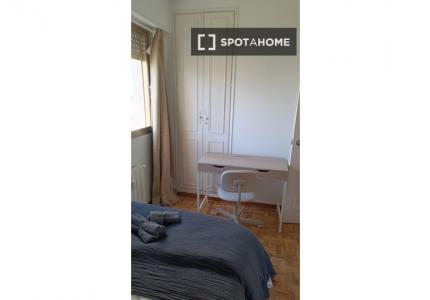 Se alquila habitación en San Pascual, Madrid.