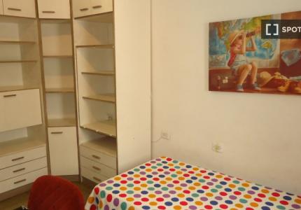 Habitación en piso compartido de 3 habitaciones en alquiler en Centro