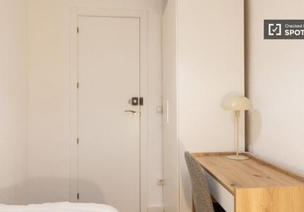 Habitaciones en alquiler en piso de 5 habitaciones en San-Blas, Madrid
