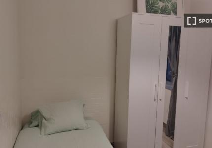 Habitación en piso compartido de 5 habitaciones en Los Ángeles, Madrid.