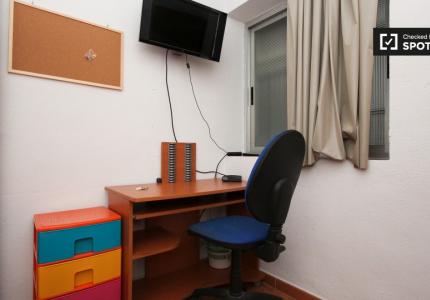 Amplia habitación en piso compartido en Granada City Center