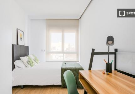 Se alquila habitación en piso de 9 habitaciones en Getafe, Madrid