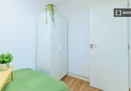 Se alquila habitación en piso de 4 habitaciones en Getafe.