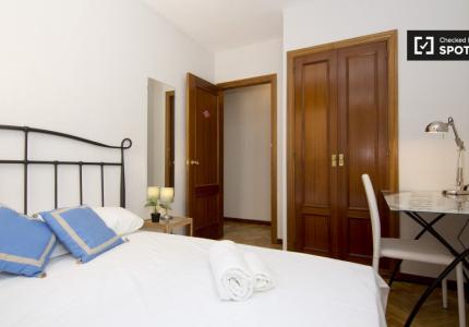 Habitación en piso de 5 habitaciones en alquiler en Peñagrande, Madrid