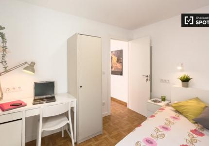 Se alquila habitación en piso de 4 dormitorios en Barcelona