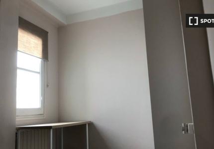 Se alquila habitación en piso de 4 dormitorios en Delicias, Zaragoza