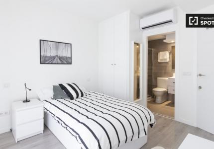 Acogedora habitación en un apartamento de 4 habitaciones en Tetuán