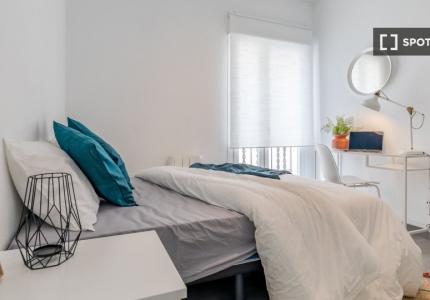 Alquiler de habitaciones en piso de 4 dormitorios en Berruguete, Madrid