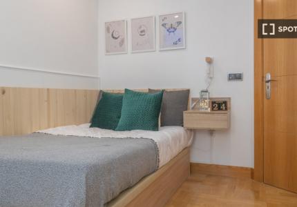 Se alquila habitación compartida en Cuatro Caminos, Madrid.