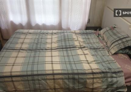 Se alquila habitación en piso de 3 habitaciones en el Eixample, Barcelona