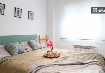 Habitación en piso de 5 habitaciones en Madrid.
