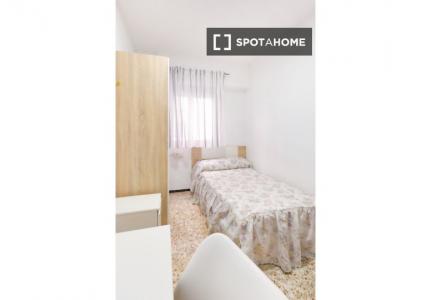 Se alquila habitación en piso compartido de 5 habitaciones en Elche