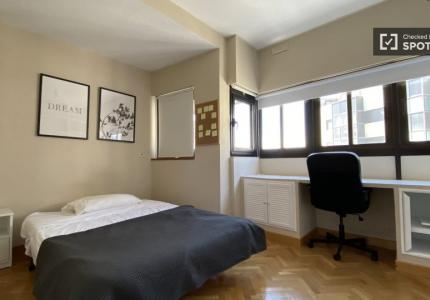 Habitación en piso compartido de 5 habitaciones en alquiler, Palacio, Madrid