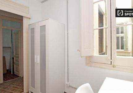 Amplia habitación en un apartamento de 8 dormitorios en Barri Gòtic, Barcelona