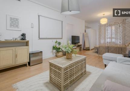 Habitación en piso compartido en alquiler en Castillejos, Madrid.