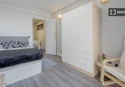 Habitación compartida de 5 habitaciones en Cuatro Caminos, Madrid