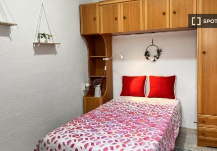 Se alquila habitación en piso compartido de 4 habitaciones, Casería de Montijo.