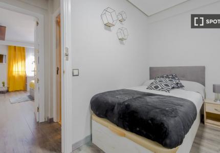 Habitación compartida de 5 habitaciones en Cuatro Caminos, Madrid