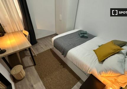 Habitación en piso compartido de 5 camas en alquiler en Embajadores, Madrid.