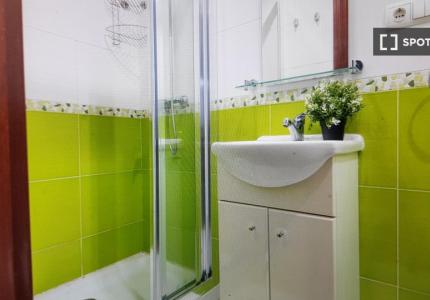 Se alquila habitación en piso de 3 habitaciones en Santander