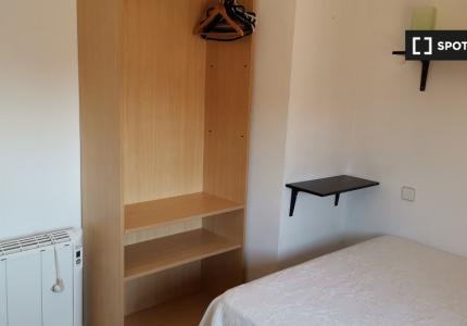Habitaciones en alquiler en apartamento de 5 dormitorios en Alcalá De Henares.