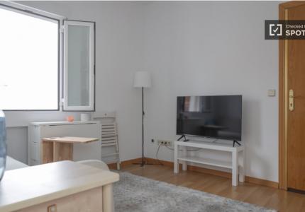 Piso de 2 dormitorios en alquiler en San Isidro, Madrid.