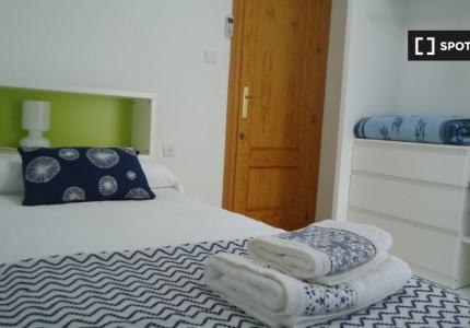 Se alquila habitación en piso de 3 habitaciones en La Cruz, Granada