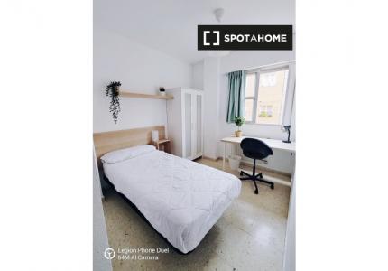 Habitación amueblada en piso en Puente de Vallecas, Madrid
