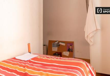 Se alquila habitación en apartamento de 7 dormitorios en Malasaña, Madrid