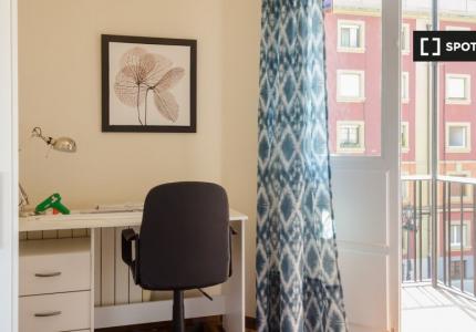 Se alquila habitación en piso de 5 habitaciones en Oviedo