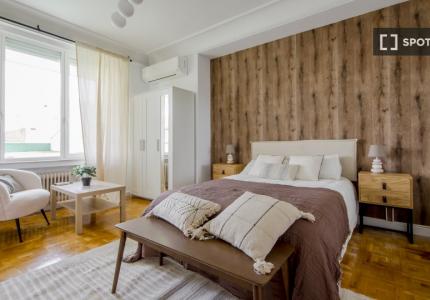 Se alquila habitación en apartamento de 9 dormitorios en Chamberí, Madrid